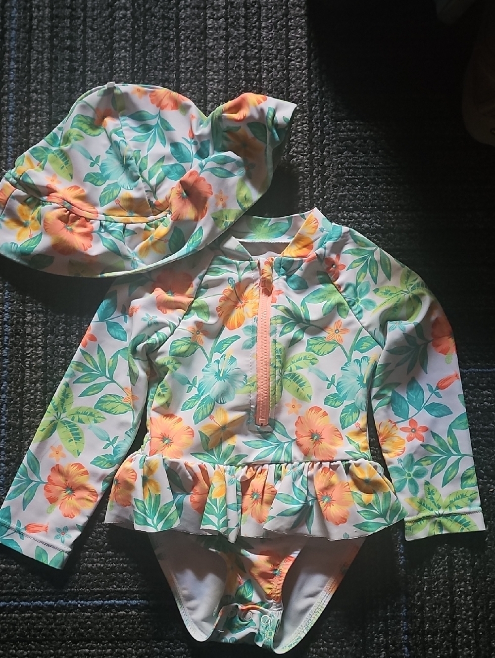 Kids Floral Long-Sleeve Rash Guard Swimsuit with Hat - White & Peach